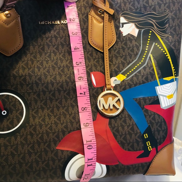 Michael Kors oversized tote and snap pouch. - Picture 12 of 16